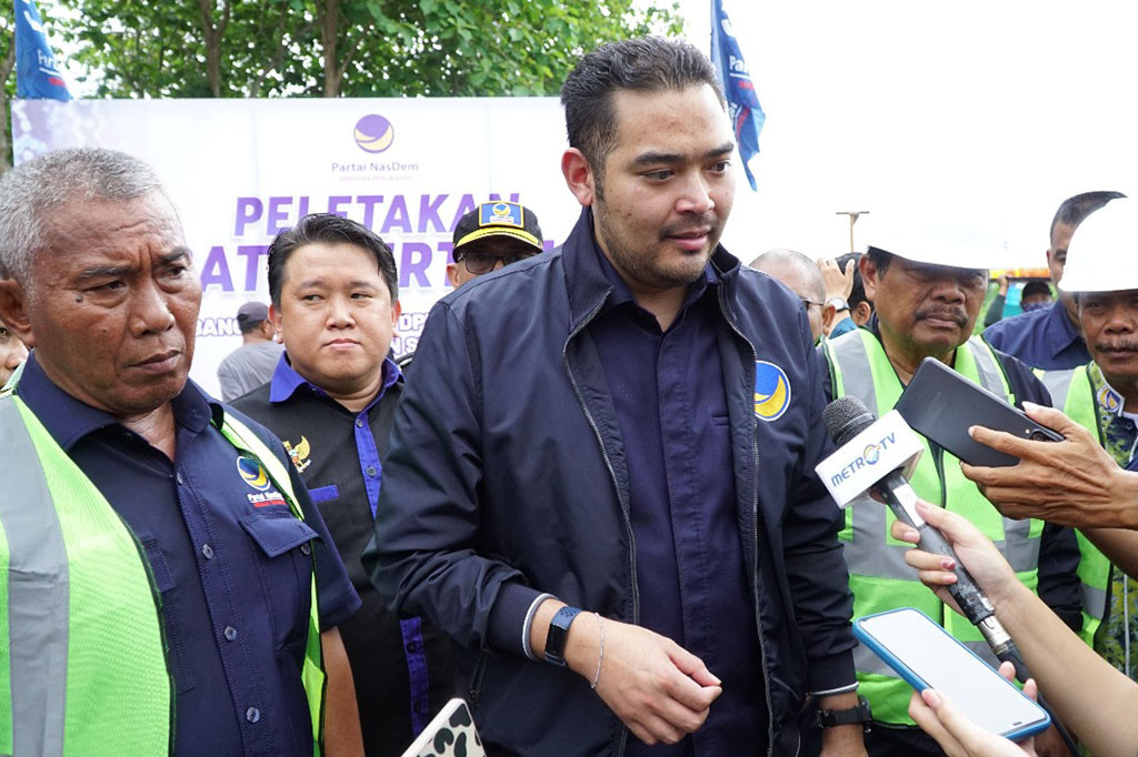 Hadir secara langsung dalam acara tersebut, Ketua Bapilu Partai NasDem Prananda Surya Paloh bersama jajaran fungsionaris pimpinan DPP Partai NasDem. Kedatangan mereka di lokasi groundbreaking pun disambut dengan tari kesenian Sinoman Hadra, tari khas asal Kalimantan Selatan.