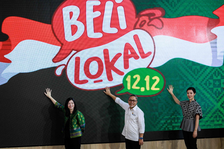 Direktur Eksekutif E-commerce TikTok Indonesia Stephanie Susilo (kanan), Presiden Tokopedia Melissa Siska Juminto (kiri), dan Menteri Perdagangan Indonesia Zulkifli Hasan berpose saat peluncuran aplikasi berbagi video media sosial TikTok dan kampanye Beli Lokal di situs e-commerce terkemuka di Indonesia, Tokopedia, di Jakarta, Selasa, 12 Desember 2023.