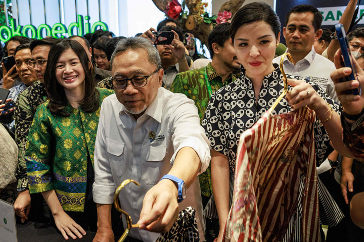 Zulhas mengatakan, peran UMKM terhadap Produk Domestik Bruto (PDB) Nasional sebesar 60 persen sehingga perlu didukung oleh pemerintah dan masyarakat. 