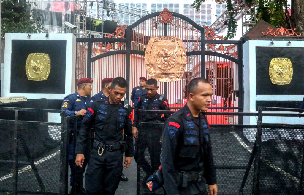 Polisi mulai menutup Jalan Imam Bonjol, Menteng, Jakarta Pusat menjelang debat perdana Calon Presiden (Capres) 2024 di Kantor Komisi Pemilihan Umum (KPU), Jakarta Pusat yang akan dimulai pukul 19.00 WIB.