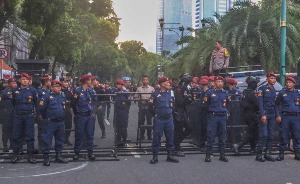 Terlihat kerucut lalu lintas (traffic cone) dan papan pengalihan arus lalu lintas sudah terpasang di persimpangan Jalan Imam Bonjol sejak pukul 15.30 WIB.