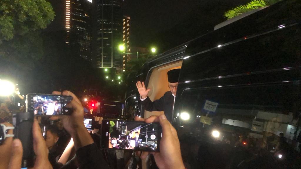 Anies tampak semringah dan melempar senyum kepada awak media. Dia juga terlihat melambaikan tangan dan perlahan masuk ke Gedung KPU.
