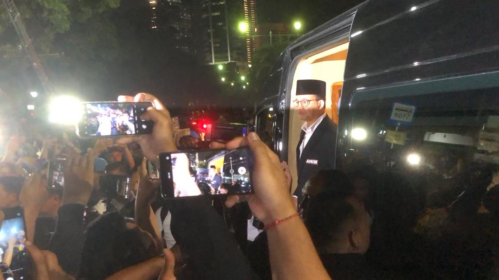 Debat pertama untuk capres digelar pada 12 Desember 2023. Temanya meliputi pemerintahan, hukum, hak asasi manusia, pemberantasan korupsi, penguatan demokrasi, peningkatan layanan publik, dan kerukunan warga.
Anies diyakini sukses dalam debat capres perdana. Anies disebut sudah siap beradu gagasan.