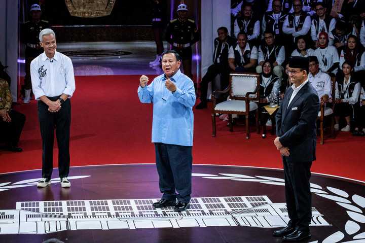 KPU menyelenggarakan debat pertama capres-cawapres Pilpres 2024 di Jakarta, Selasa, dengan tema pemerintahan, hukum, HAM, pemberantasan korupsi, penguatan demokrasi, peningkatan layanan publik, dan kerukunan warga.