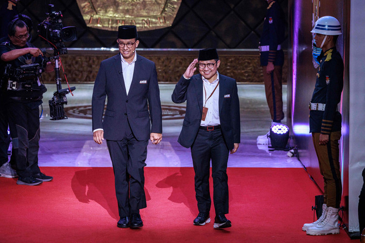 Pada debat pertama malam ini, calon presiden (capres) nomor urut 1 Anies Baswedan datang bersama calon wakil presiden (cawapres) Muhaimin Iskandar kompak memakai busana jas hitam dan kemeja putih di dalamnya. Keduanya pun juga serasi mengenakan peci hitam. Kedatangan pasangan dengan jargon AMIN itu turut disambut dengan sorak sorai pendukungnya.