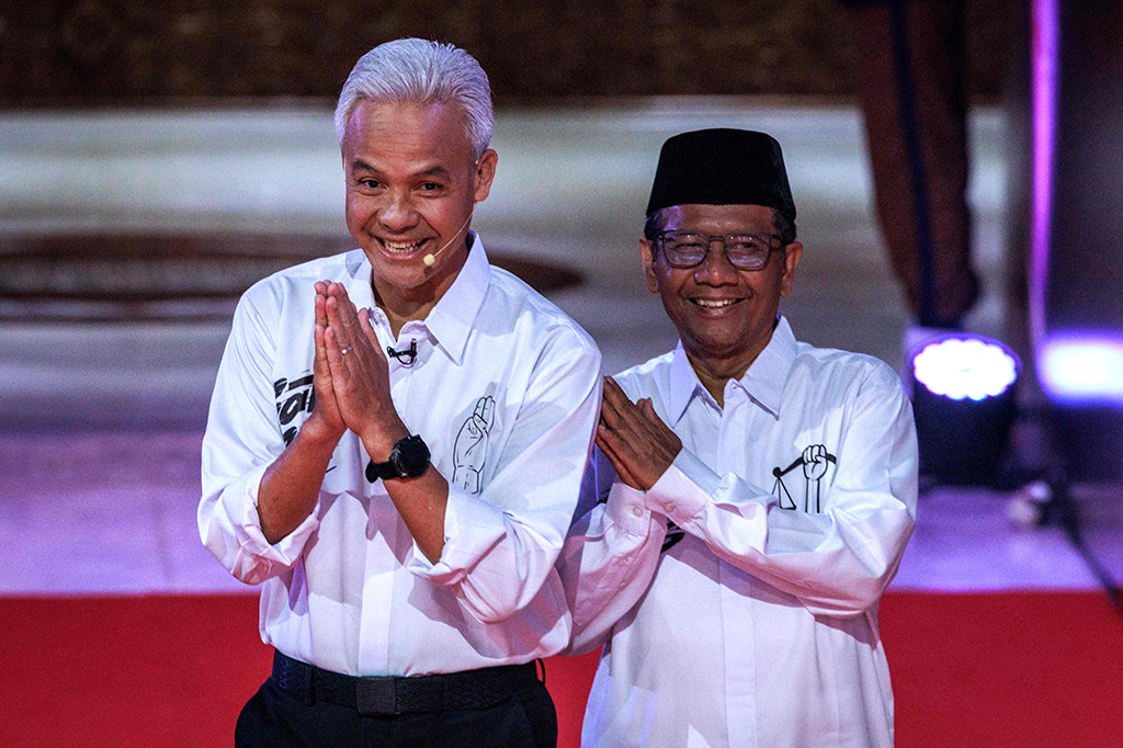 Pasangan capres-cawapres nomor urut 3 Ganjar Pranowo-Mahfud MD juga tampil dengan kemeja. Mereka memilih warna putih berlogo 'Sat Set' Ganjar juga menggulung lengan bajunya.