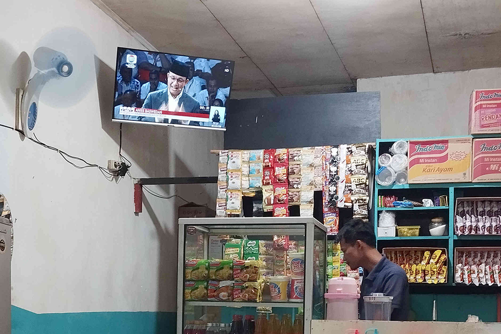 Debat perdana capres/cawapres di KPU RI mengangkat isu-isu pemerintahan, hukum, hak asasi manusia (HAM), pemberantasan korupsi, penguatan demokrasi, peningkatan layanan publik, dan kerukunan warga.