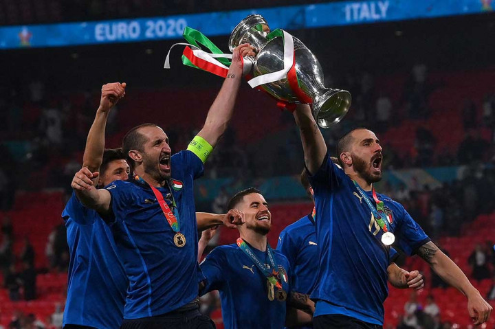 Chiellini pensiun dari sepakbola internasional tahun lalu setelah tampil sebanyak 117 kali untuk timnas Italia.