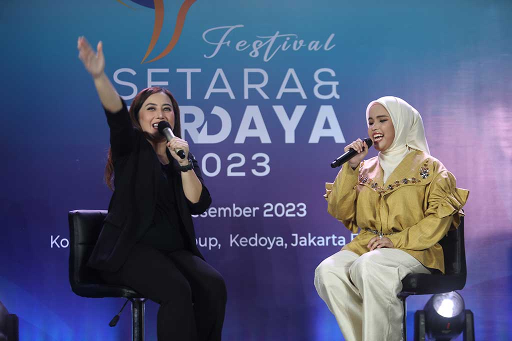 Penyanyi Putri Ariani tampil saat diskusi bersama moderator Yohana Margaretha di Festival Setara & Berdaya di kantor Media Group, Kedoya, Jakarta Barat, Selasa, 12 Desember 2023.