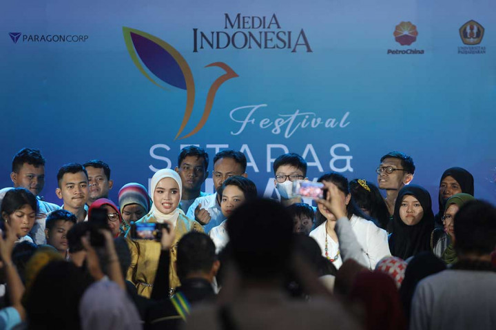 Putri menambahkan, musik mampu membuatnya keluar dari zona duka. Dia mengaku sudah mencintai musik sejak usia dua tahun dan berlatih piano sejak 10 tahun. “Kalau kita sudah menemukan passion, lakukan apa yang kamu sukai. Dengan begitu, kita bakal enjoy banget untuk menjalaninya.