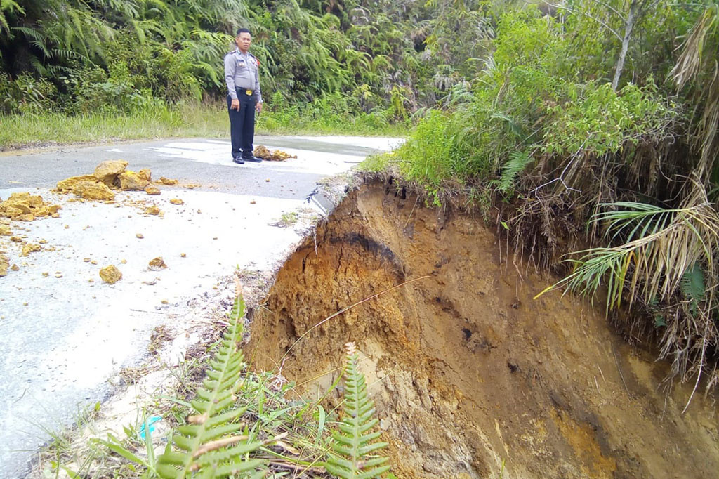 Sudarsono Manalu, Camat Parmonangan Kabupaten Tapanuli Utara, Sumatera Utara, Rabu, 13 Desember 2023, mengimbau pengguna jalan agar tetap waspada ketika memasuki dan keluar dari Kecamatan Parmonangan.