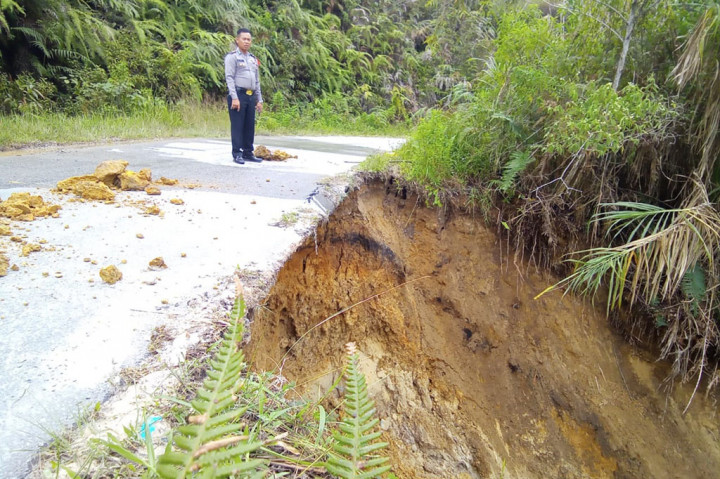Sudarsono Manalu, Camat Parmonangan Kabupaten Tapanuli Utara, Sumatera Utara, Rabu, 13 Desember 2023, mengimbau pengguna jalan agar tetap waspada ketika memasuki dan keluar dari Kecamatan Parmonangan.