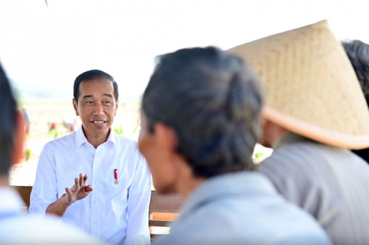  Presiden Joko Widodo (Jokowi) berjanji akan menambah subsidi pupuk, guna menjawab keluhan para petani soal kelangkaan pupuk yang mereka alami.
