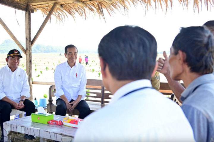 Menurut Jokowi, isu pupuk akan segera diselesaikan oleh Menteri Pertanian Andi Amran Sulaiman dan tahun depan akan dikontrol terus agar tidak ada masalah distribusi di lapangan. 