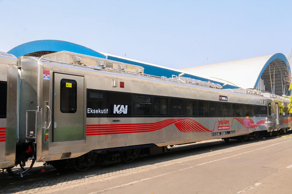 Beberapa hari menjelang libur Natal dan Tahun Baru (Nataru) PT KAI mengoperasikan KA Argo Dwipangga yang melayani relasi Jakarta Gambir-Solo Balapan dengan menggunakan kereta yang baru, Kereta Eksektif dan Kereta Luxury New Generation. Kereta ini mulai digunakan pada perjalanan hari Rabu, 13 Desember 2023.