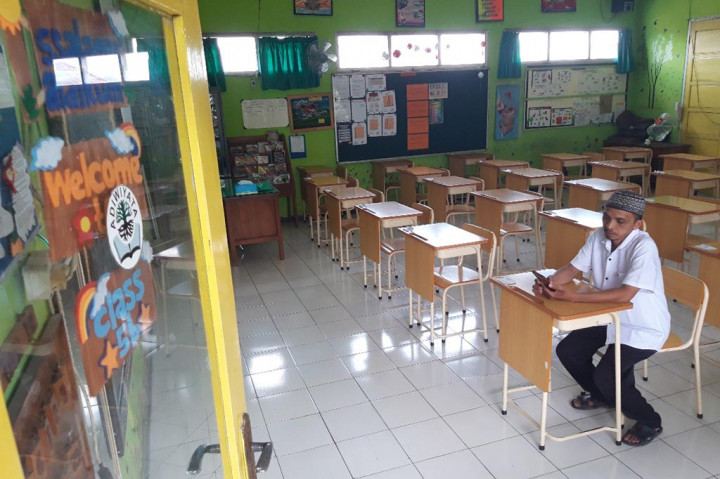 Sekolah Dasar Negeri Sukun 3 Kota Malang, Jawa Timur, dalam suasana duka atas meninggalnya Wahaf Efendi, 44, beserta istri dan anaknya. Pihak sekolah memasang bendera setengah tiang. Seluruh guru dan 333 siswa menggelar doa bersama, Rabu, 13 Desember 2023.