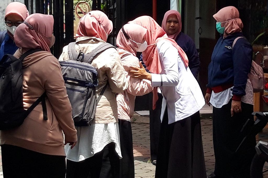 Sejak pagi hari, Kepala SD Sukun 3 Kota Malang, Sri Mursinah menyalami rekan kerja dan wali murid sembari mengucapkan terima kasih kepada mereka yang datang untuk berbelasungkawa.