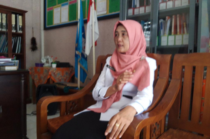 Sri mengatakan mendiang Wahaf ialah guru sejak 2006 yang diterima PPPK tahun 2019 bidang studi matematika dan guru kelas 5 di SD setempat. Mendiang memiliki dua anak perempuan kembar yang masih SMP.