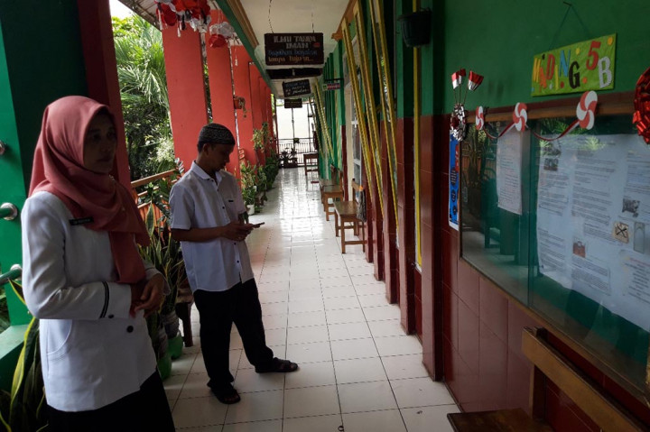 Sri berkali-kali menyeka air mata. Mulutnya tercekat mengingat sosok Wahaf.