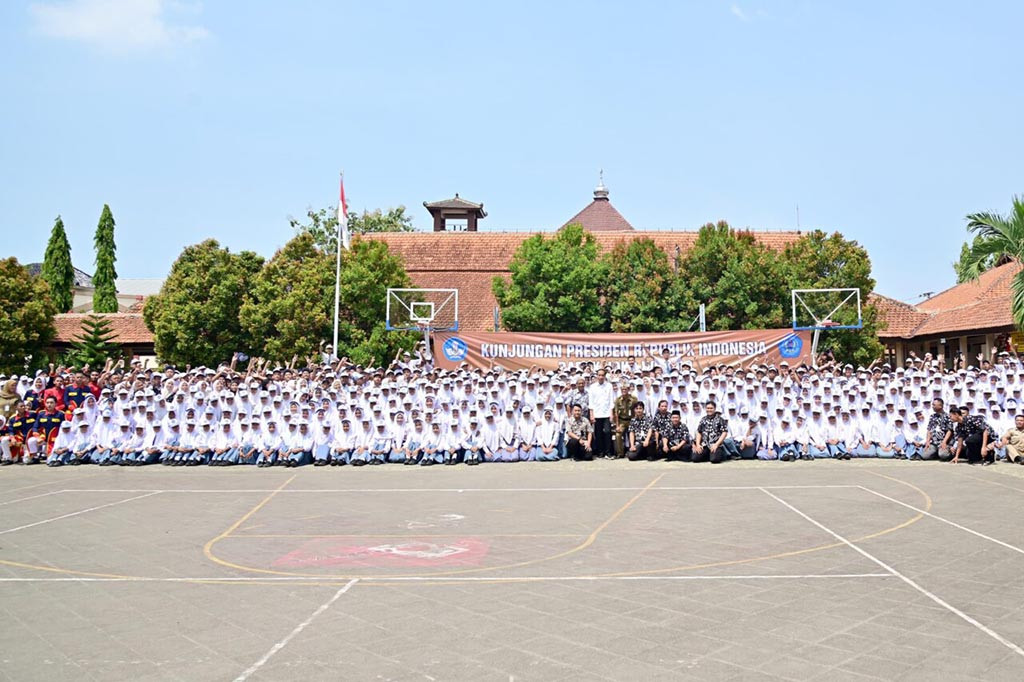 Momen tersebut menjadi sebuah cerita bahagia dan membanggakan bagi Dika. Dalam keterangan terpisah, Dika menuturkan bahwa dirinya sangat bangga karena topi yang biasa dipakai olehnya bisa dipakai oleh Presiden.