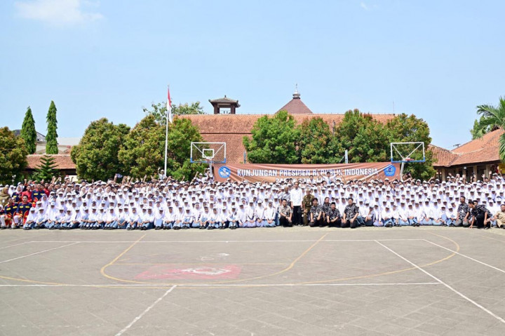 Momen tersebut menjadi sebuah cerita bahagia dan membanggakan bagi Dika. Dalam keterangan terpisah, Dika menuturkan bahwa dirinya sangat bangga karena topi yang biasa dipakai olehnya bisa dipakai oleh Presiden.
