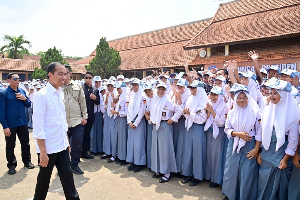 “Saya pinjam dulu, ya,” ucap Presiden kepada Dika.