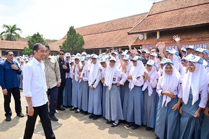 “Saya pinjam dulu, ya,” ucap Presiden kepada Dika.