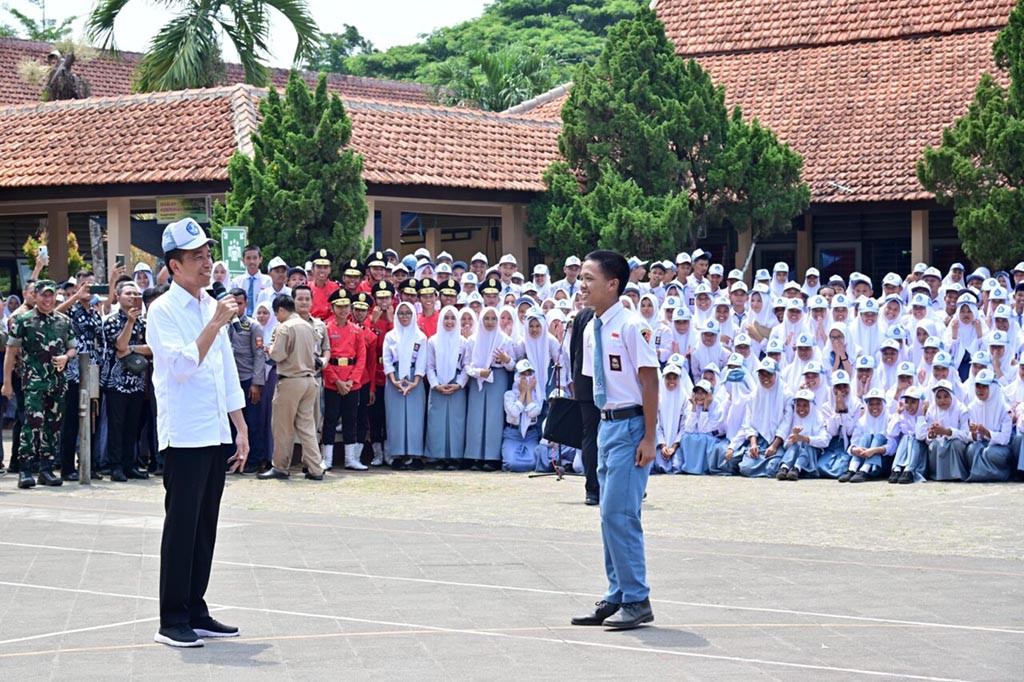 Di tengah siang yang terik, kehadiran Presiden Joko Widodo mampu membawa kebahagiaan bagi para siswa SMKN 1 Kedungwuni, Kabupaten Pekalongan, Provinsi Jawa Tengah. Hal tersebut terlihat saat Presiden Jokowi berdialog dengan para siswa di tengah lapangan sekolah, pada Rabu, 13 Desember 2023.