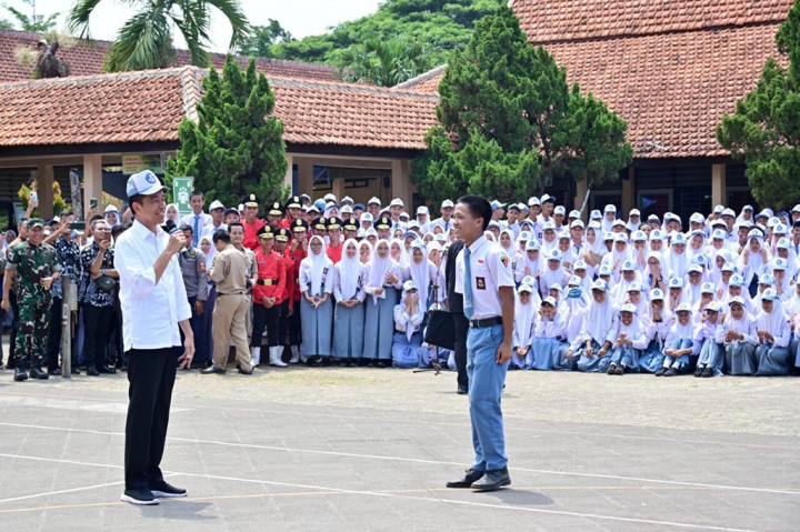 Di tengah siang yang terik, kehadiran Presiden Joko Widodo mampu membawa kebahagiaan bagi para siswa SMKN 1 Kedungwuni, Kabupaten Pekalongan, Provinsi Jawa Tengah. Hal tersebut terlihat saat Presiden Jokowi berdialog dengan para siswa di tengah lapangan sekolah, pada Rabu, 13 Desember 2023.
