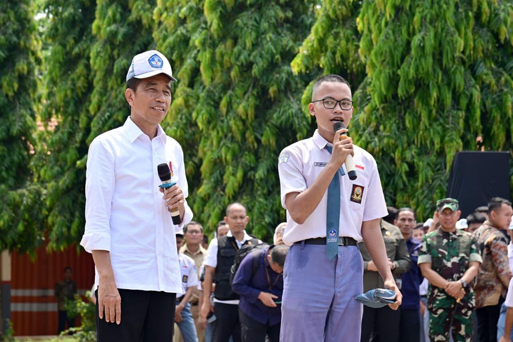 “Boleh, Pak,” jawab kompak para siswa yang berkumpul di lapangan.