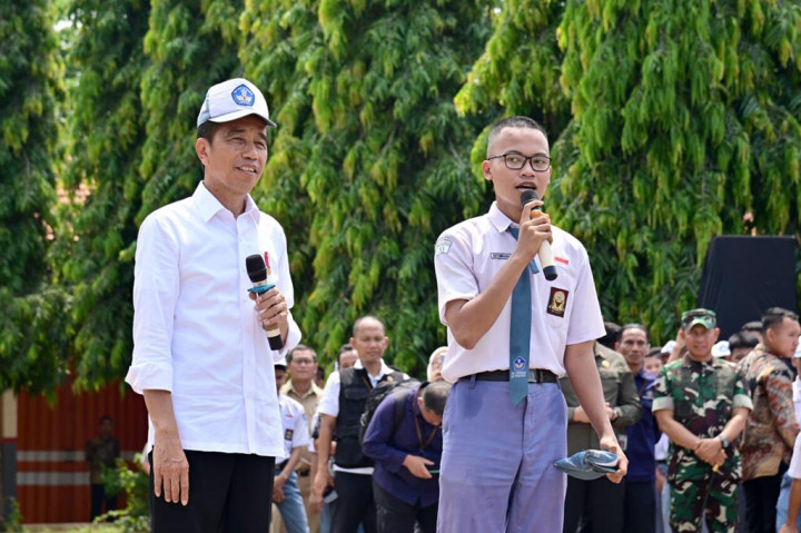 “Boleh, Pak,” jawab kompak para siswa yang berkumpul di lapangan.
