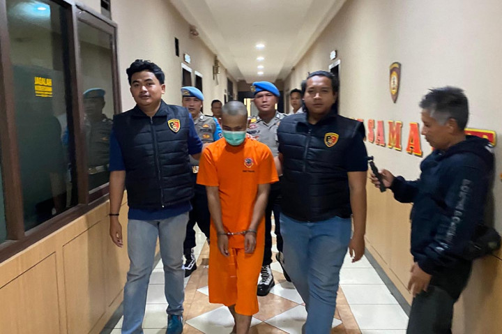 Satuan Reserse Kriminal (Satreskrim) Polres Garut berhasil menangkap kasus pembunuhan dilakukan oleh tersangka berinisial MES alias Ujang, 24, warga Kecamatan Samarang, Jawa Barat nekat membunuh teman lelakinya yakni MR, 30. Pembunuhan tersebut, dilakukan diduga ketidakpuasan pelaku saat melakukan hubungan terlarang tengah malam di pinggir sungai Cikamiri.