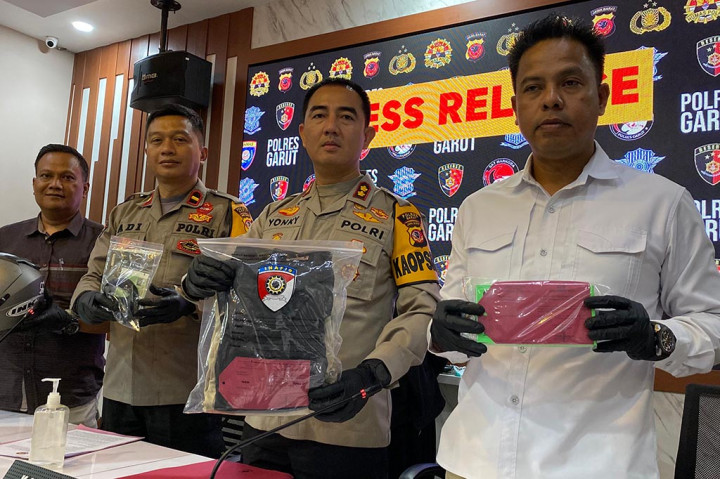 Kapolres Garut AKBP Rohman Yonky Dilatha mengatakan, pihaknya mendapat laporan ada seorang mayat berjenis kelamin laki-laki tanpa identitas berada aliran Sungai Cikamiri pada 29 November 2023 dan penyelidikan dilakukan anggotanya. Namun, setelah penyelidikan itu terungkap identitas korban berinisial MR, 30, warga Kabupaten Bogor profesinya sebagai master of ceremony (MC).