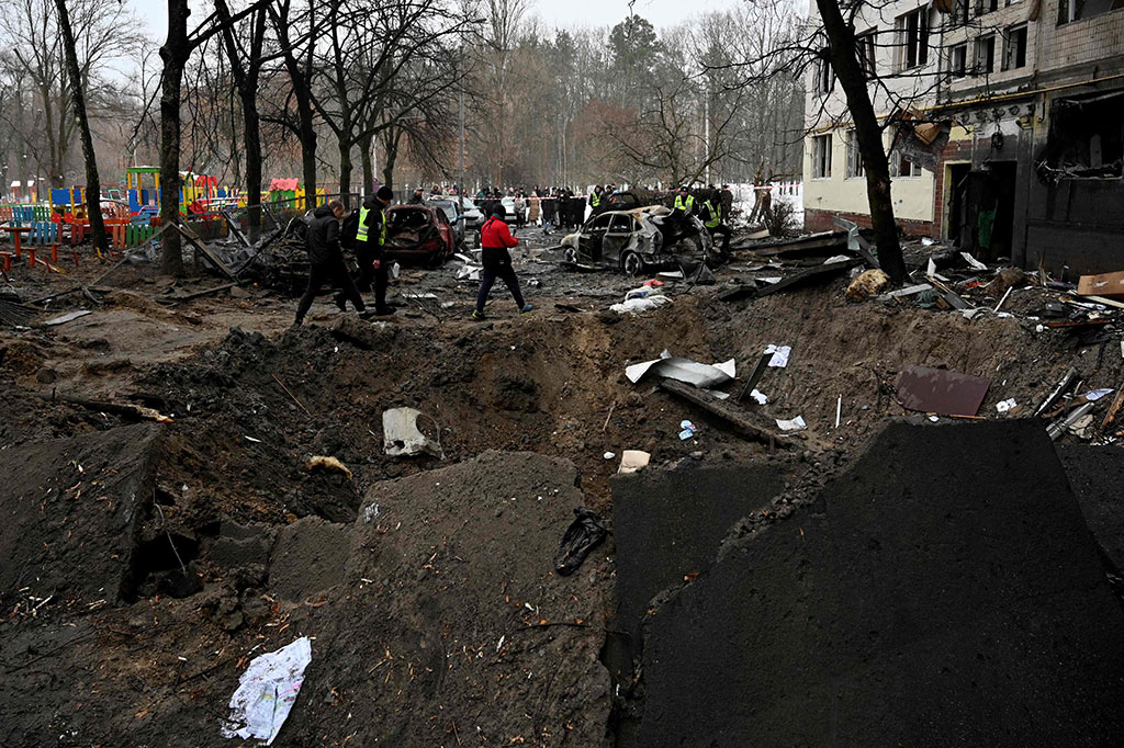 “Total 53 orang terluka akibat serangan malam musuh, 20 di antaranya termasuk 2 anak dirawat di rumah sakit. Dokter langsung merawat 33 korban, khususnya 6 anak-anak,” kata Wali Kota Kyiv Vitali Klitschko.