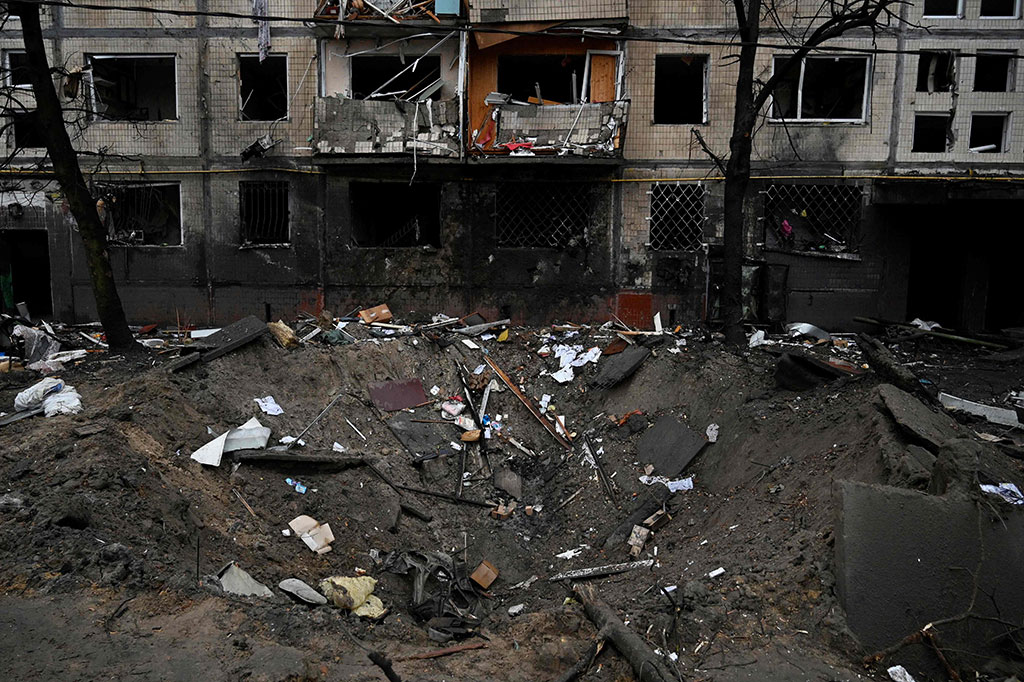 Seorang jurnalis AFP di kota itu mendengar beberapa ledakan, dengan sirene serangan udara berbunyi tak lama kemudian. Dia mengatakan sebuah rudal jatuh di wilayah salah satu rumah sakit di ibu kota selama serangan malam hari dan mengakibatkan jendela-jendela pecah di beberapa bangunan di fasilitas tersebut.