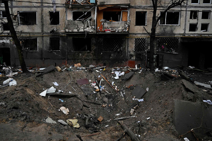 Seorang jurnalis AFP di kota itu mendengar beberapa ledakan, dengan sirene serangan udara berbunyi tak lama kemudian. Dia mengatakan sebuah rudal jatuh di wilayah salah satu rumah sakit di ibu kota selama serangan malam hari dan mengakibatkan jendela-jendela pecah di beberapa bangunan di fasilitas tersebut.