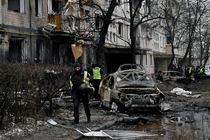 Klitschko juga mengatakan bahwa akibat serangan rudal malam hari musuh di Distrik Dniprovsky, Kyiv, sebuah gedung apartemen rusak. Beberapa penghuni dievakuasi. Klitschko mengatakan puingpuing rudal yang jatuh di sebuah jalan merusak jaringan pasokan air di distrik tersebut.