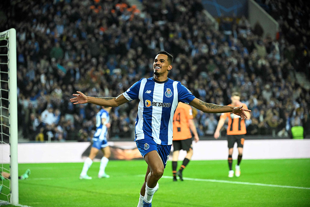 Pertandingan baru berjalan sembilan menit saat Porto membuka keunggulan. Diawali bola panjang dari Pepe yang gagal diterima dengan sempurna oleh Evanilson, pantulannya justru jatuh ke penguasaan Wenderson Galeno untuk kemudian dilesakkan masuk ke gawang tim tamu.