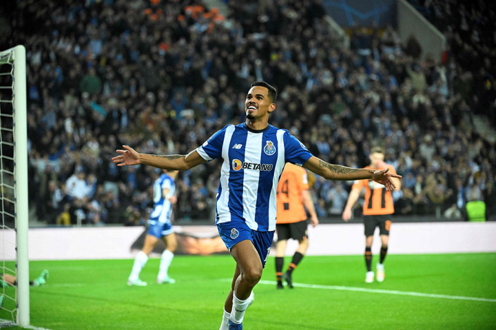 Pertandingan baru berjalan sembilan menit saat Porto membuka keunggulan. Diawali bola panjang dari Pepe yang gagal diterima dengan sempurna oleh Evanilson, pantulannya justru jatuh ke penguasaan Wenderson Galeno untuk kemudian dilesakkan masuk ke gawang tim tamu.