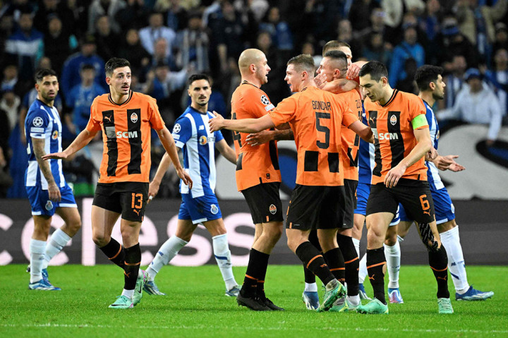 Shakhtar berhasil menyamakan kedudukan pada menit ke-30. Oleksandr Zubkov menerima umpan panjang di area pertahanan Porto, untuk kemudian dioperkan kepada Danylo Sikan yang dengan mudah menyambarnya masuk ke gawang Porto.