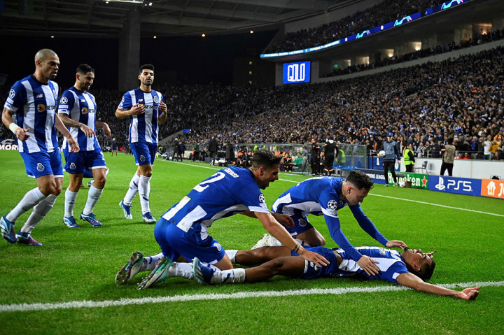 Porto merestorasi keunggulan pada menit ke-43. Diawali pergerakan menusuk Pepe Aquino di sayap kiri, ia kemudian mengirimkan umpan tarik untuk dieksekusi dengan sempurna oleh Galeno. Babak pertama ditutup dengan keunggulan 2-1 bagi tuan rumah.