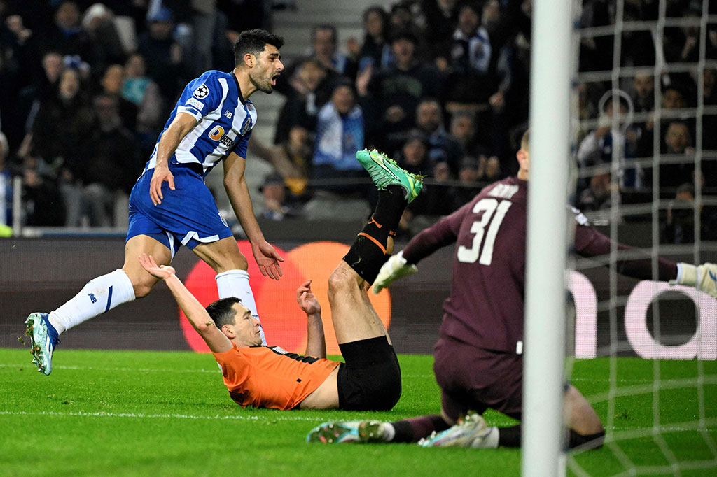 Memasuki menit ke-62, Galeno berganti peran menjadi pengumpan bagi gol ketiga Porto. Galeno mengirim umpan terobosan untuk dikonversi menjadi gol oleh pemain asal Iran Mehdi Taremi.