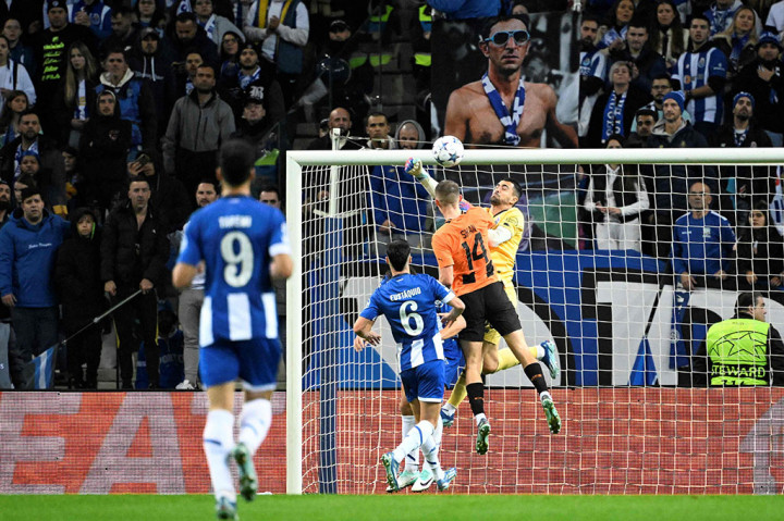 Kegembiraan Porto sempat sedikit terusik pada menit ke-72, ketika Stephen Eustaquio membukukan gol bunuh diri untuk mengubah skor menjadi 3-2. Ia tidak kuasa mencegah perubahan laju bola sepakan Sikan untuk mengarah masuk ke gawang sendiri.