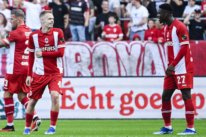 Laga baru berusia dua menit saat Antwerp tancap gas dan membuka keunggulan berkat gol Arthur Vermeeren. Diawali operan kiper Inaki Pena kepada Oriol Romeu yang tidak berhasil dikontrol dengan sempurna, bola lantas disambar oleh Vermeeren untuk ditembakkan ke gawang tim tamu.
