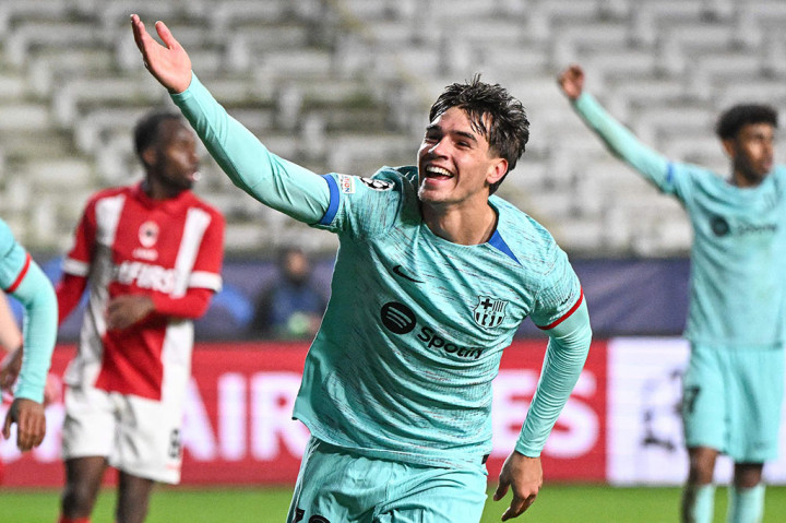 Barcelona menyamakan kedudukan untuk kedua kalinya pada menit ke-91. Marc Guiu menanduk bola tendangan bebas Ilkay Gundogan untuk membuat skor menjadi imbang 2-2.