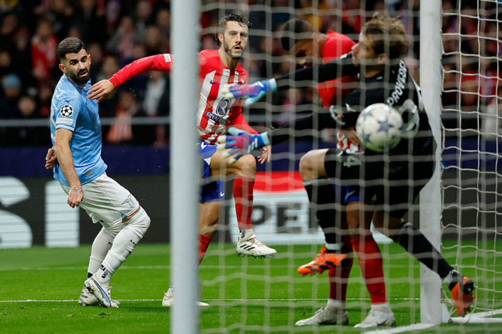 Mario Hermoso sempat menggandakan keunggulan untuk Atletico pada menit ke-38, namun wasit tidak mengesahkan gol tersebut karena offside.