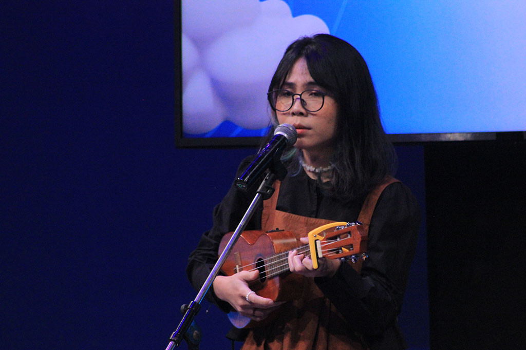 Selaras dengan rekan segrupnya, Dewangga Elsandro selaku gitaris melihat bahwa pendidikan tidak hanya harus dipelajari dalam satu bidang saja. Namun pendidikan di dalam dunia hiburan atau musik juga penting untuk dipelajari.