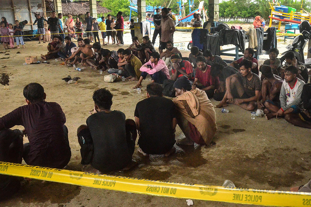 Sebanyak 50 imigran Rohingya mendarat di Desa Seuneubok Baroh, Kecamatan Darul Aman, Kabupaten Aceh Timur, setelah diturunkan dari sebuah kapal di perairan daerah tersebut.