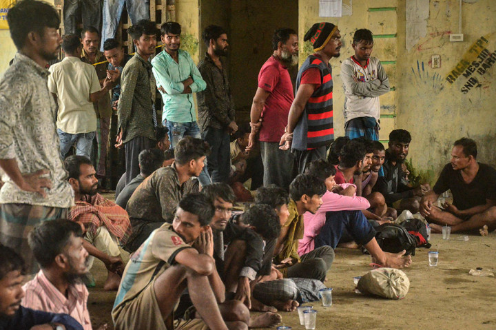 Kapolres menyebutkan semula imigran Rohingya yang ditemukan sebanyak 43 orang. Setelah dilakukan penyisiran di pantai tersebut, akhirnya ditemukan tujuh orang lagi, sehingga jumlah imigran gelap tersebut mencapai sebanyak 50 orang.