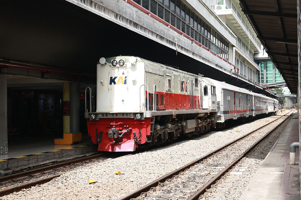 Tiket KA tambahan tersebut sudah dapat dipesan mulai Rabu, 13 Desember 2023 melalui aplikasi Access by KAI, web kai.id, dan seluruh channel penjualan online resmi lainnya. Adapun loket di stasiun hanya melayani penjualan tiket go show mulai 3 jam sebelum jadwal keberangkatan kereta api.